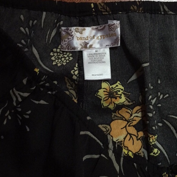 Flowy shorts with floral print - Picture 2 of 4